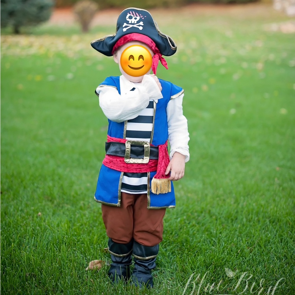 Adorable pirate Halloween costume in great condition ☠️